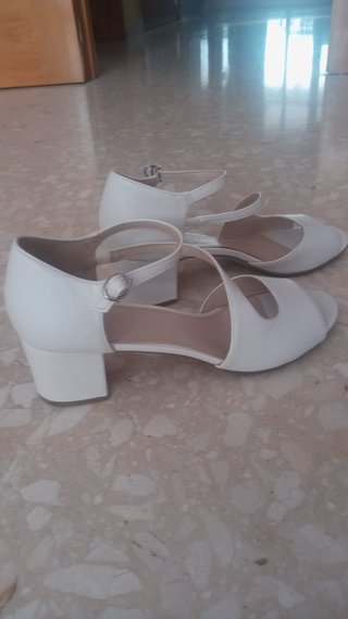 Zapatos color blanco roto de tacón medio