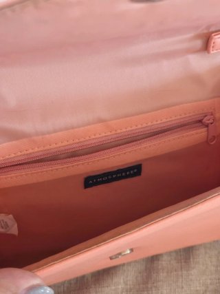 Bolso coral Atmosphere con cadena dorada