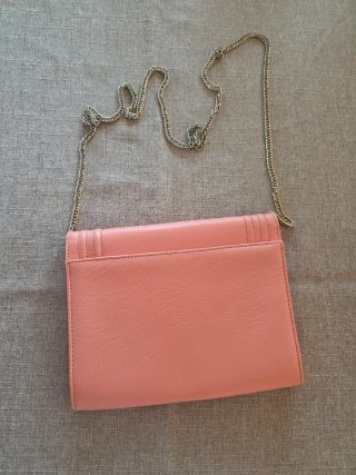 Bolso coral Atmosphere con cadena dorada