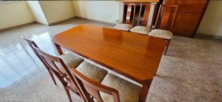 Mesa de comedor y 6 sillas de madera