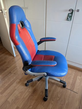 Silla de oficina azul y roja