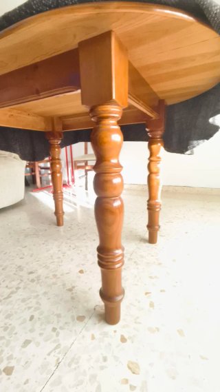 Mesa de salón de madera oscura en Bollullos Cdo