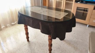 Mesa de salón de madera oscura en Bollullos Cdo