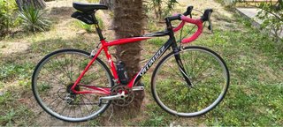 Bicicleta de carretera Specialized roja
