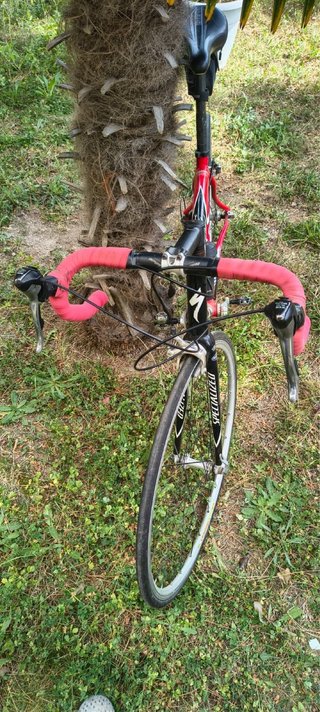 Bicicleta de carretera Specialized roja