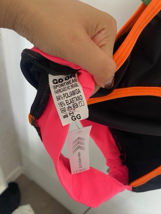 Top deportivo negro y rosa