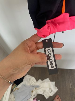Top deportivo negro y rosa