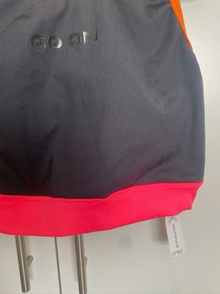 Top deportivo negro y rosa