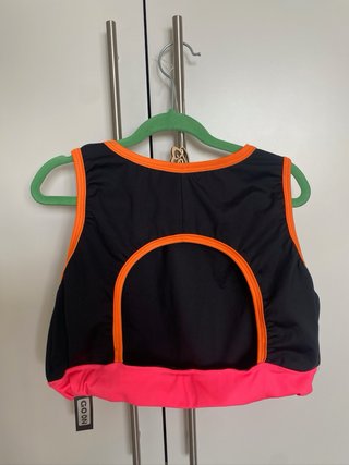 Top deportivo negro y rosa