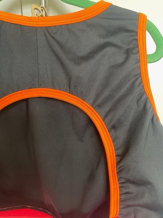 Top deportivo negro y rosa