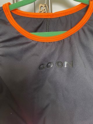 Top deportivo negro y rosa