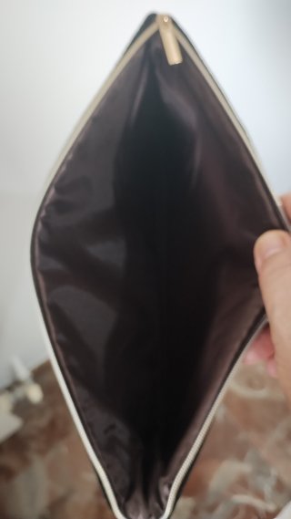 Cartera de mano ante negro