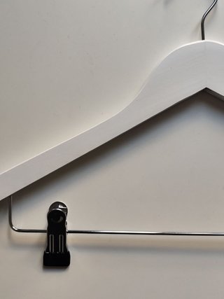 Percha blanca para pantalones con pinzas