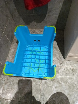 Escalón infantil azul con puntos amarillos