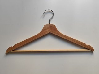 Percha de madera mediana