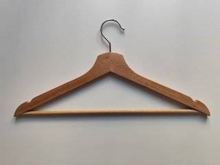 Percha de madera mediana