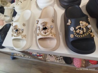 Chanclas Beige,Negras y blancas con detallesdorado