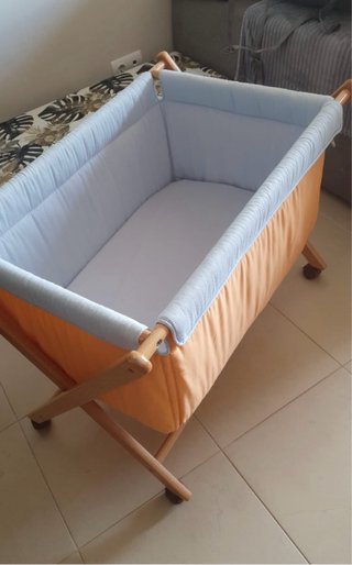 Minicuna de madera como nueva.