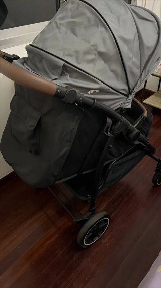 Carrito de bebé gris