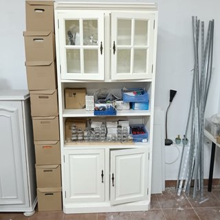 Vitrina blanca de madera y cristal