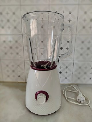 Batidora de vaso blanca y morada