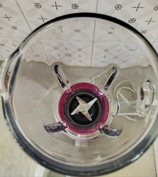 Batidora de vaso blanca y morada