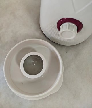 Batidora de vaso blanca y morada