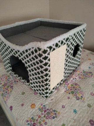 Casita para gatos verde y blanco