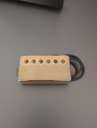 Pastilla Humbucker Harley Benton Dorada