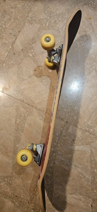 Skate con diseño de demonio y graffiti