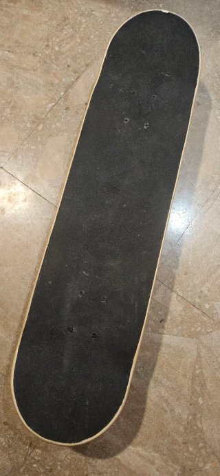 Skate con diseño de demonio y graffiti