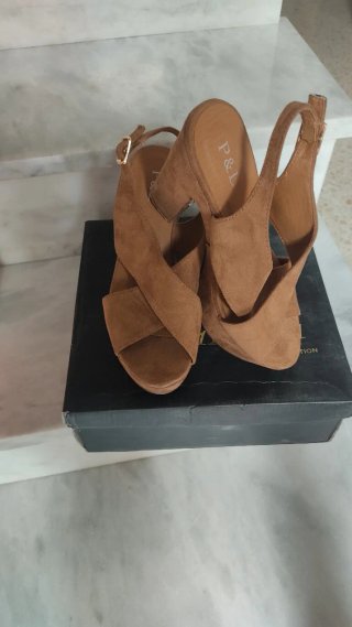 Zapatos de tacón P&L marrones.