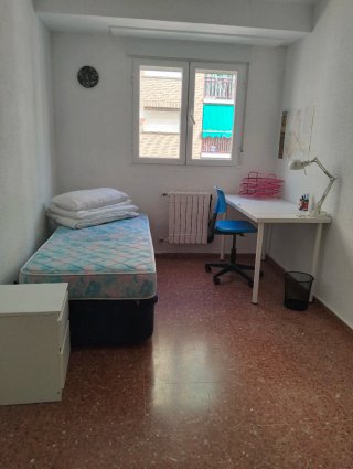 Habitación completa: Cama, escritorio y silla.