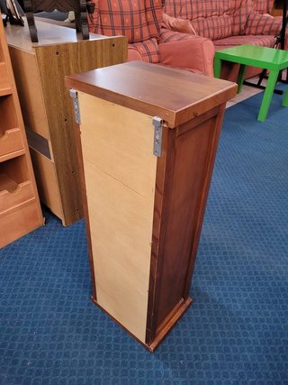 VITRINA DE MADERA CLÁSICA