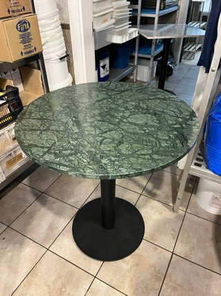 Mesa redonda de mármol verde