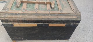 Baúl vintage papel y madera con una pata despegado