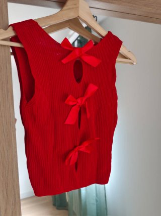 Camiseta tirantes roja escotada