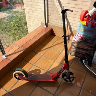2 Patinetes, uno blanco y otro rojo. Decathlon
