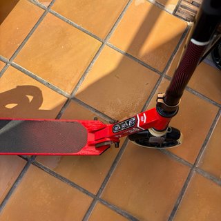 2 Patinetes, uno blanco y otro rojo. Decathlon