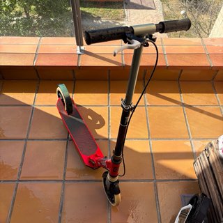 2 Patinetes, uno blanco y otro rojo. Decathlon