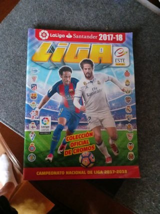 Albun de cromos  de panini con 5 cromos  pegados