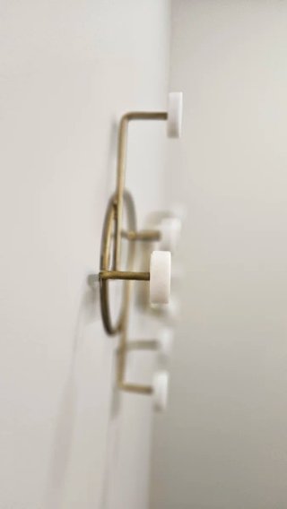 Perchero Maison du Monde dorado con mármol blanco