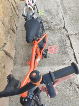 Bicicleta infantil naranja y rosa
