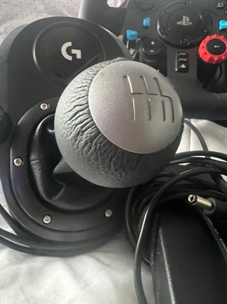 Volante con pedales y palanca de cambios. G29