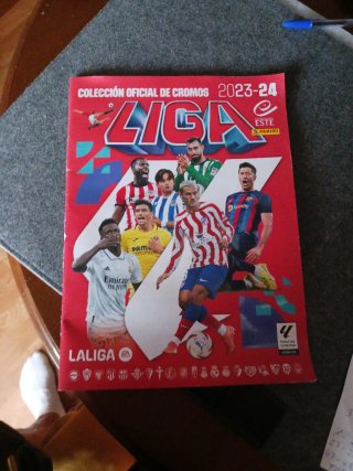 Albun de cromos  de panini con 101 cromos  pegados