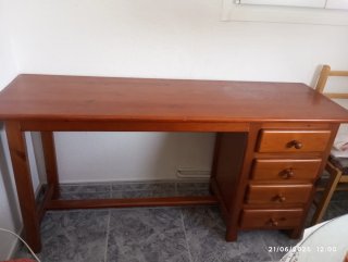 Escritorio de madera con cajones