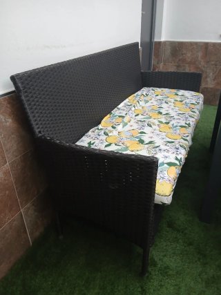 Banco ratán marrón exterior con cojín estampado