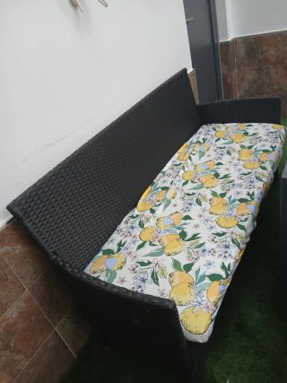 Banco ratán marrón exterior con cojín estampado