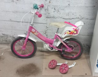 Bicicleta infantil rosa con ruedines