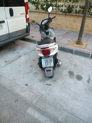 Moto Scooter SYM Blanca Automática